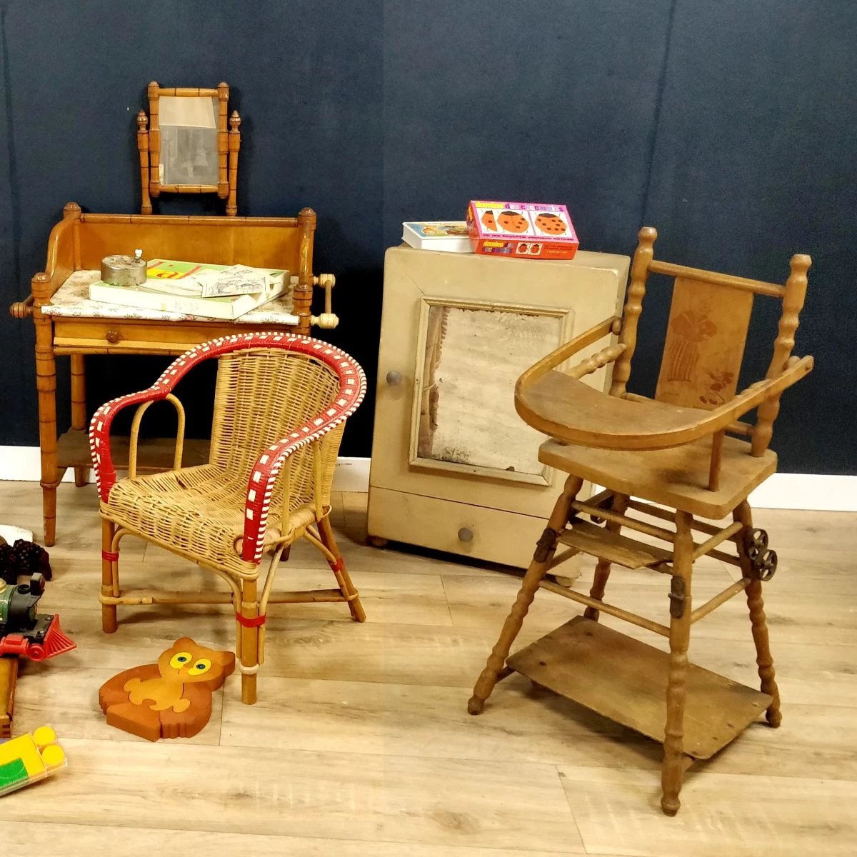 Chaise haute de poupée en bois - jouets rétro jeux de société figurines et  objets vintage