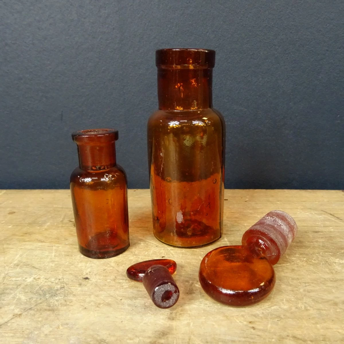 Lot de 5 vases en verre ambre ancien flacon de pharmacie - La déco 2B