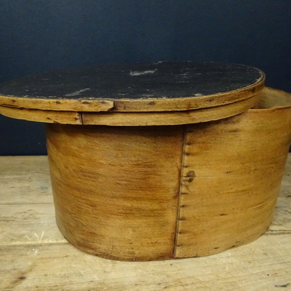 Ancienne boite à chapeau en bois ovale v.1850 - Le palais des bricoles
