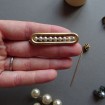 B37 - Pretty Vintage brooch in gold metal & faux pearls