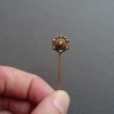 B38 - Epingle de revers ou cravate ancienne en or & petites perles