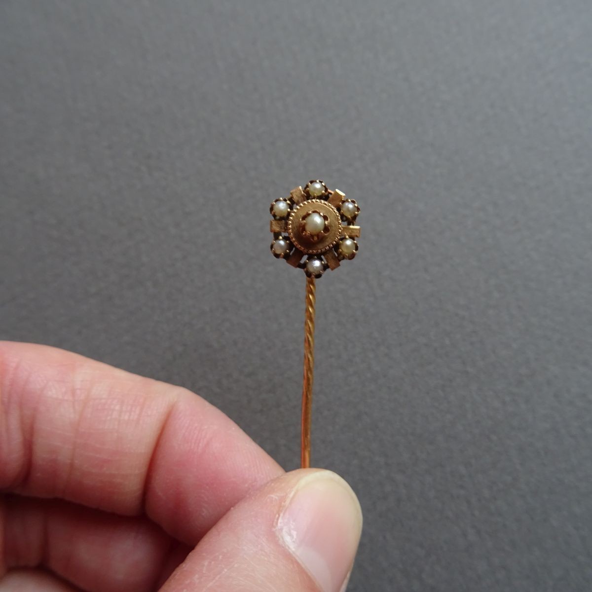 Una charla entre caballeros B38-very-nice-gold-lapel-pin-or-antique-tie-pin-with-small-pearls