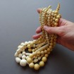 B58 - Ancien collier de perles en ivoire en chute