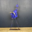 Sculpture métal bleu KLEIN "Personnage stylisé filiforme"