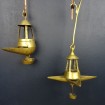 Deux anciennes lampes à huile en bronze à suspendre