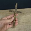 Petite croix avec Christ à suspendre ancienne en bronze et bois