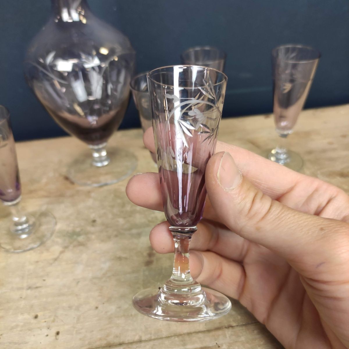 Service à liqueur en verre fin violet & gravé de fleurs - Le palais des  bricoles