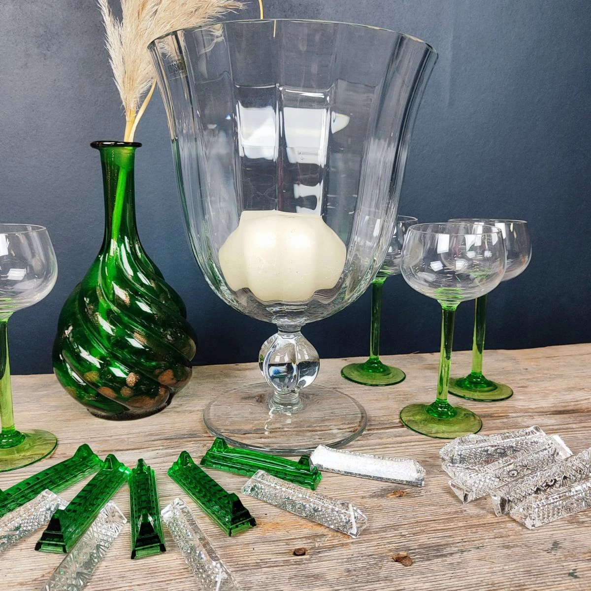 Antique Vieux Ballon à vin en verre, vert tressé dans le panier
