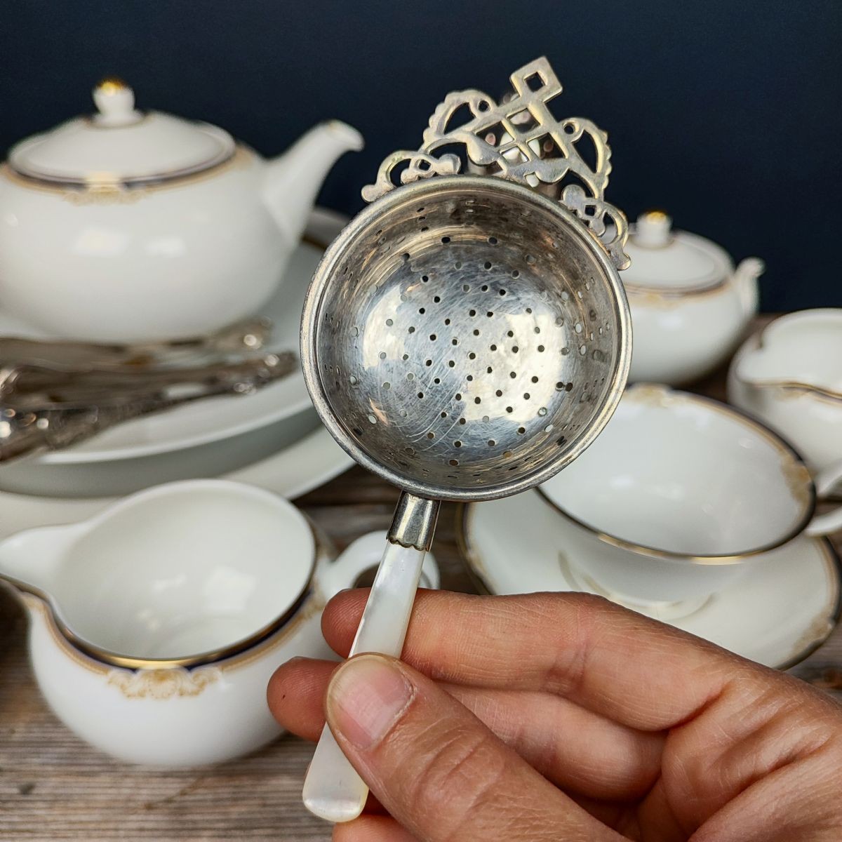 Ancienne passoire à thé en métal argenté anglais - Le palais des
