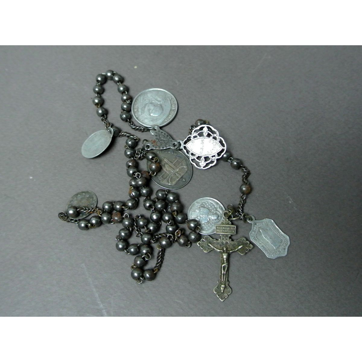 Old metal rosary with 8 medals - Le palais des bricoles