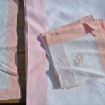 Nappe à initiales brodées et liseré rose & 8 serviettes